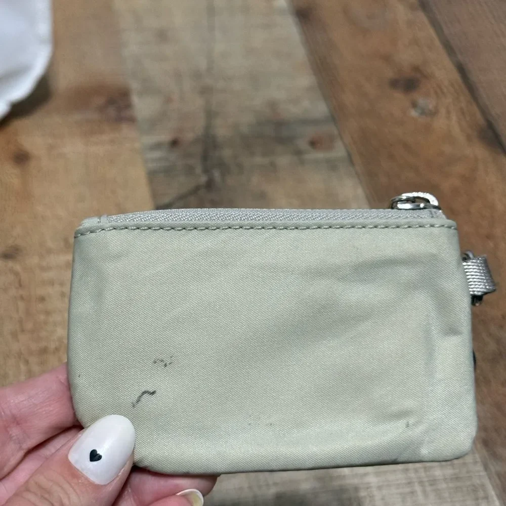 Lululemon clippable pouch